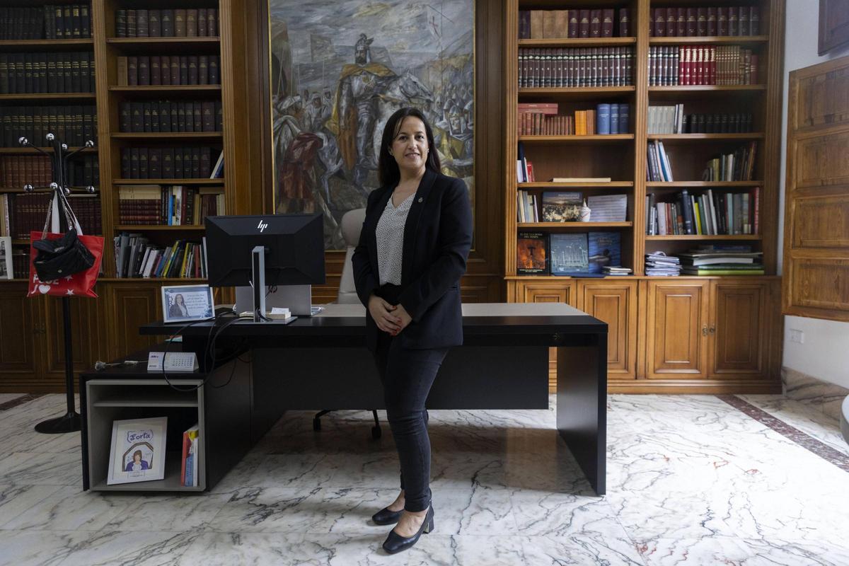 Lorena Silvent, alcaldesa de Catarroja, en su despacho de alcaldía..