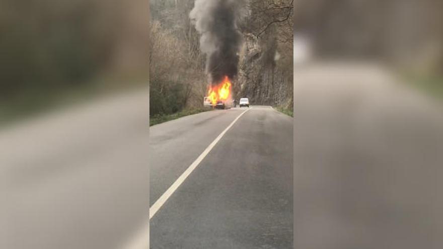 Las espectaculares imágenes de un coche ardiendo en la carretera de Posada de Llanes