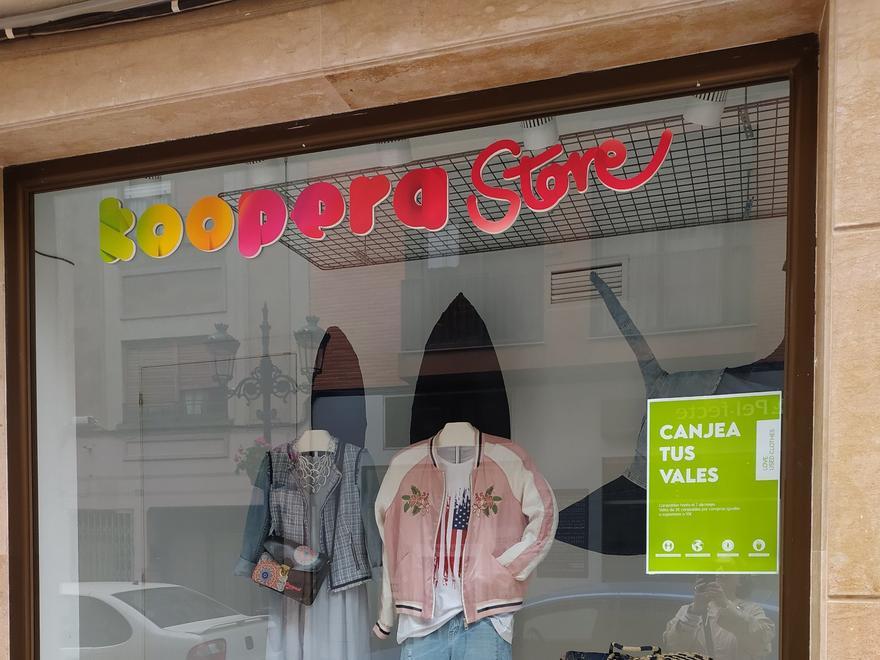 Tienda de Cáritas de ropa de segunda mano que funciona con vales.