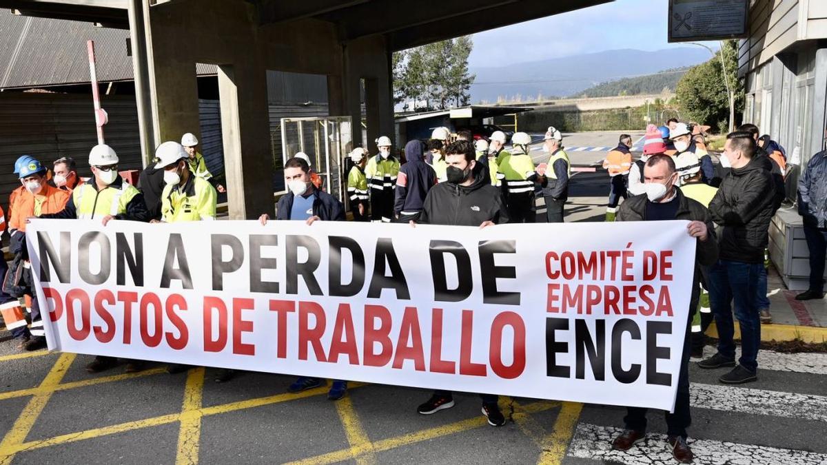 Concentración a las puertas de la fábrica de Ence, ayer. |   // RAFA VÁZQUEZ