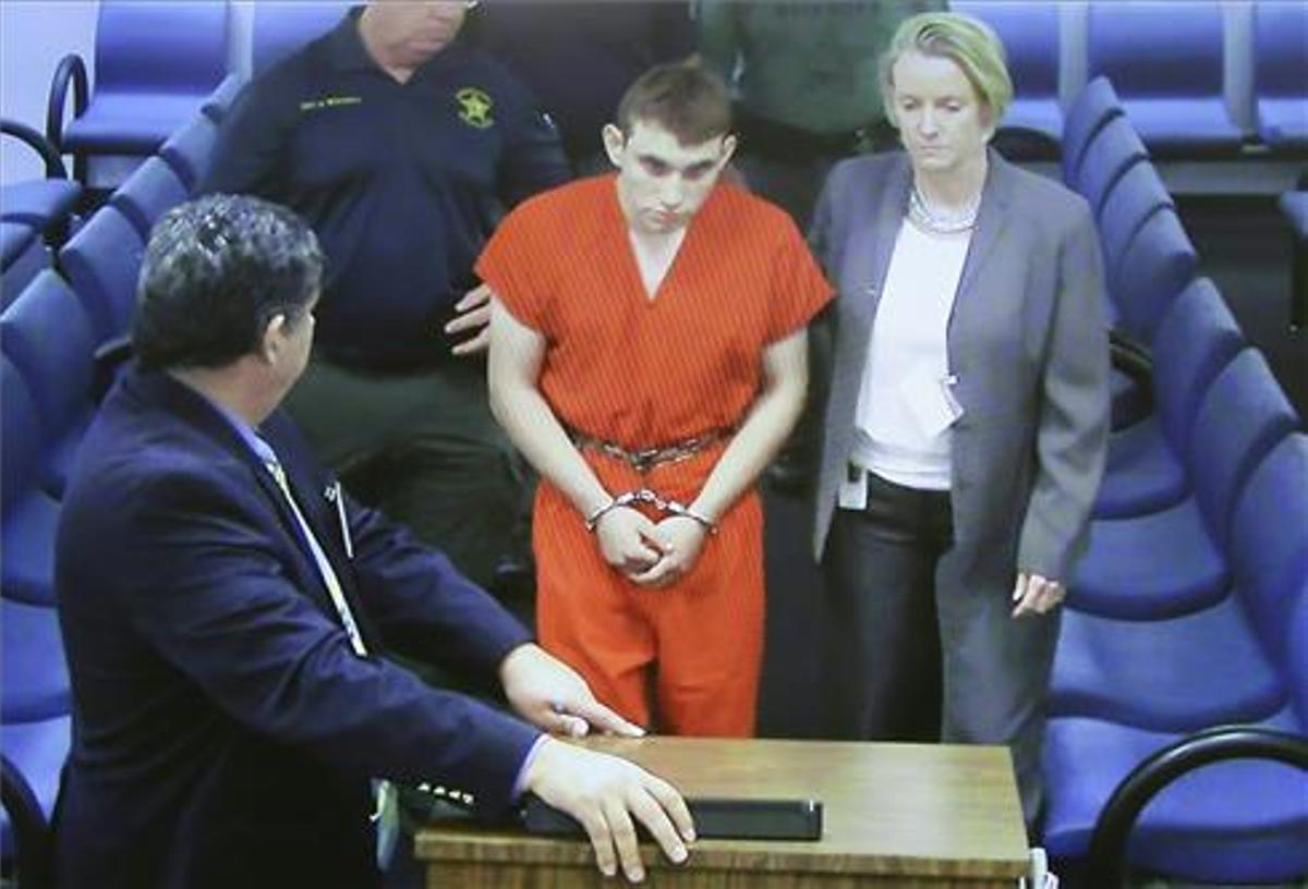 Nikolas Cruz, esposado, en la corte judicial de Lauderdale, Florida.