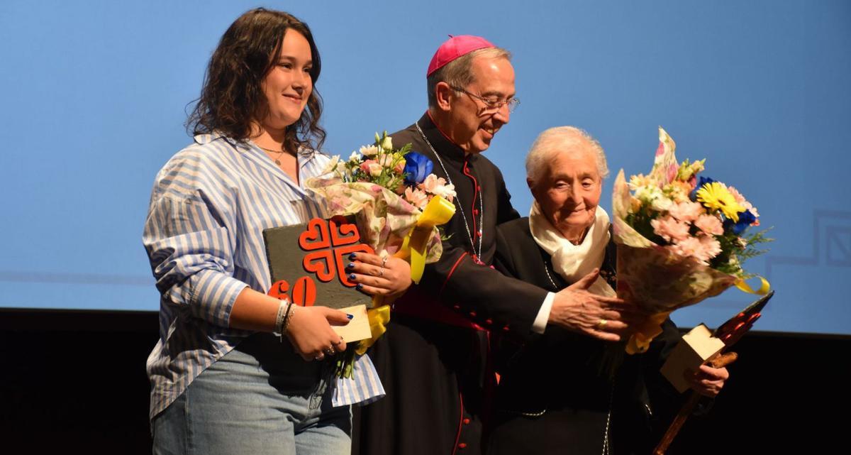 Isabel Pascual (a la izquierda) y Francisca Lorenzo (derecha) recogen de manos del Obispo de Zamora el reconocimiento al voluntariado.