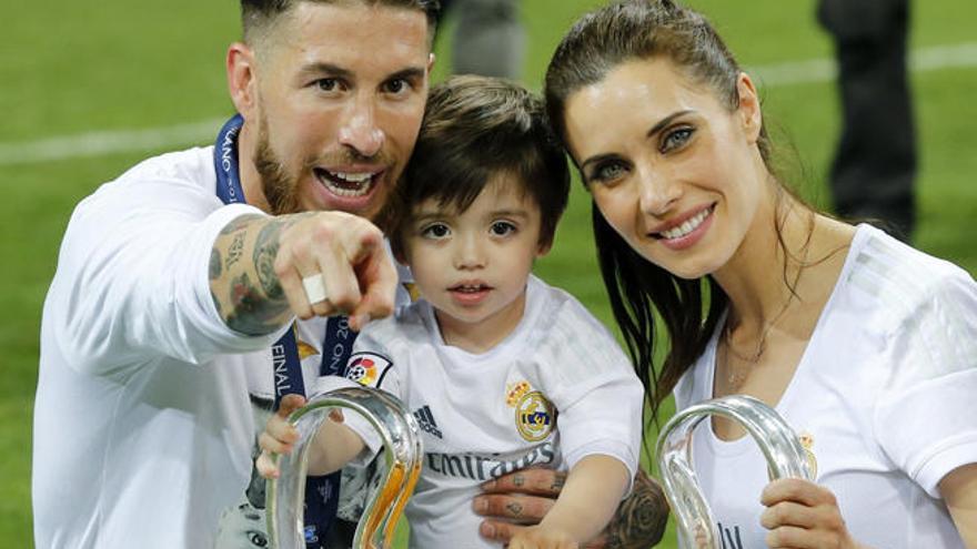 Sergio Ramos posa con Pilar Rubio y su hijo mayor.