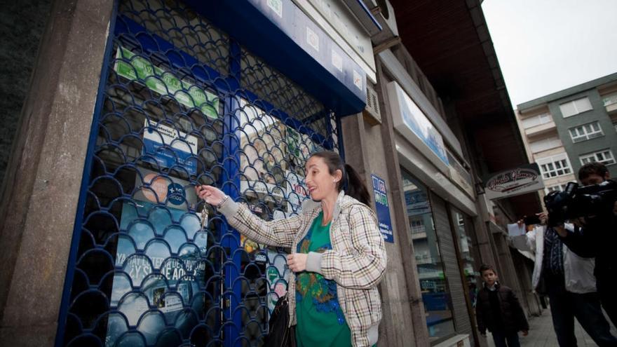 Maria Eugenia Casares abriendo su administración de Lotería en José Cueto.