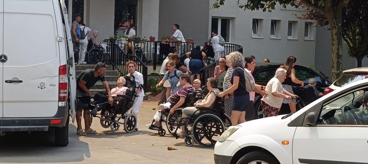 GALERÍA | La residencia de Fermoselle, desalojada por el incendio