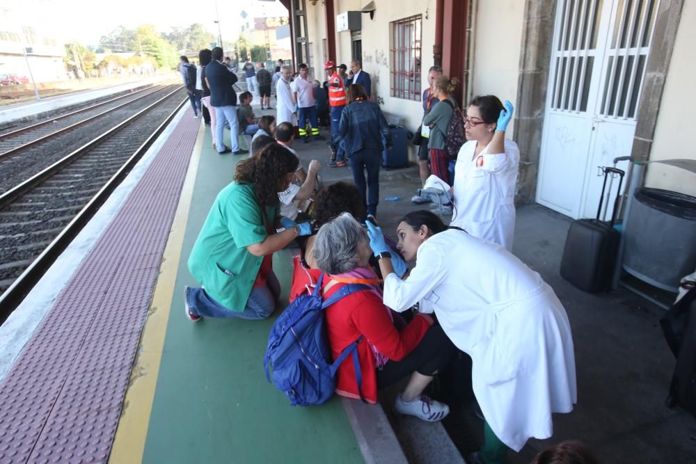 El maquinista, el interventor, un turista norteamericano y un joven vigués, fallecidos. Los servicios de emergencias atendieron a los heridos en el andén y la cafetería de la estación.