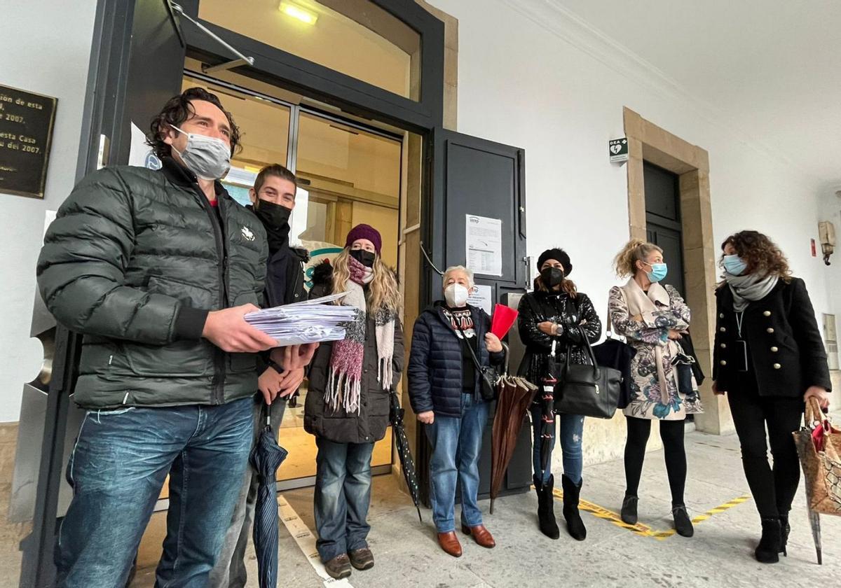 Vecinos de La Collada, junto a ediles de IU, ante el Ayuntamiento de Siero. | I. G.