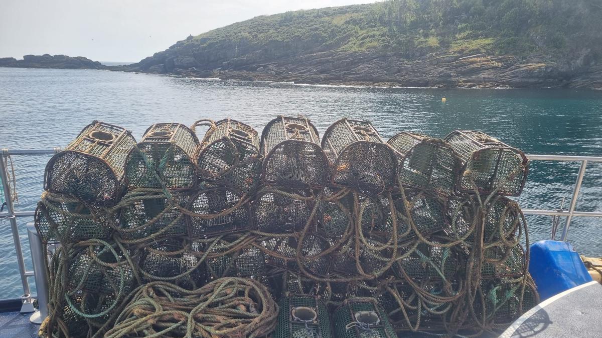 Nasas ilegales retiradas del mar en Arousa.