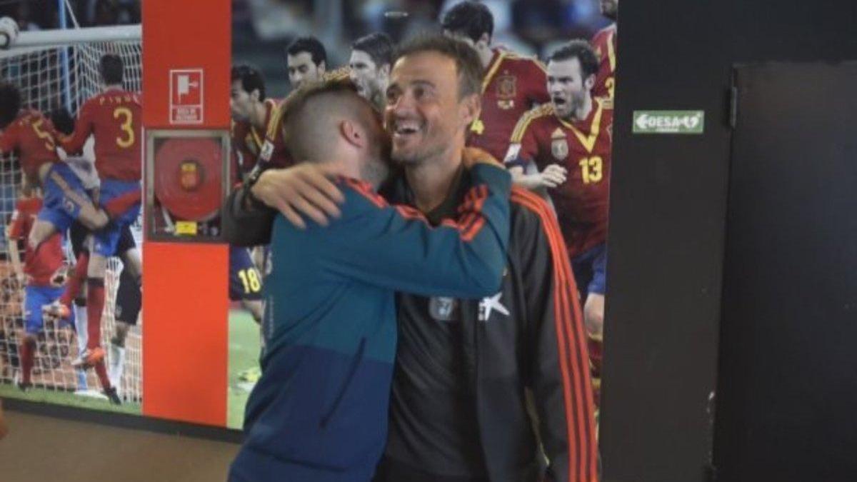 Reencuentro con abrazo entre Jordi Alba y Luis Enrique