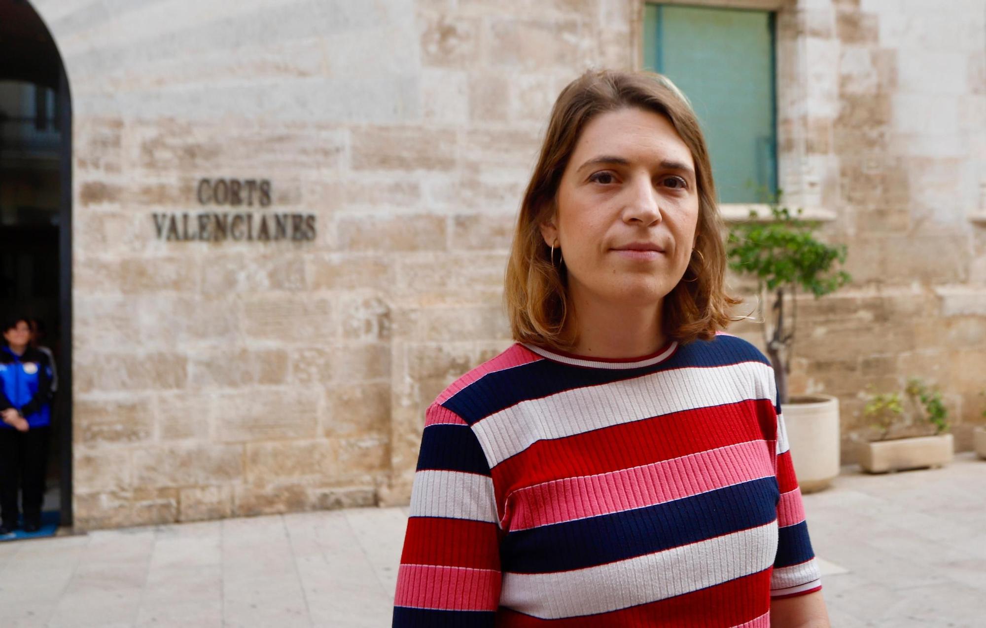 Minuto de silencio en les Corts Valencianes por la última mujer asesinada por violencia machista en Alicante