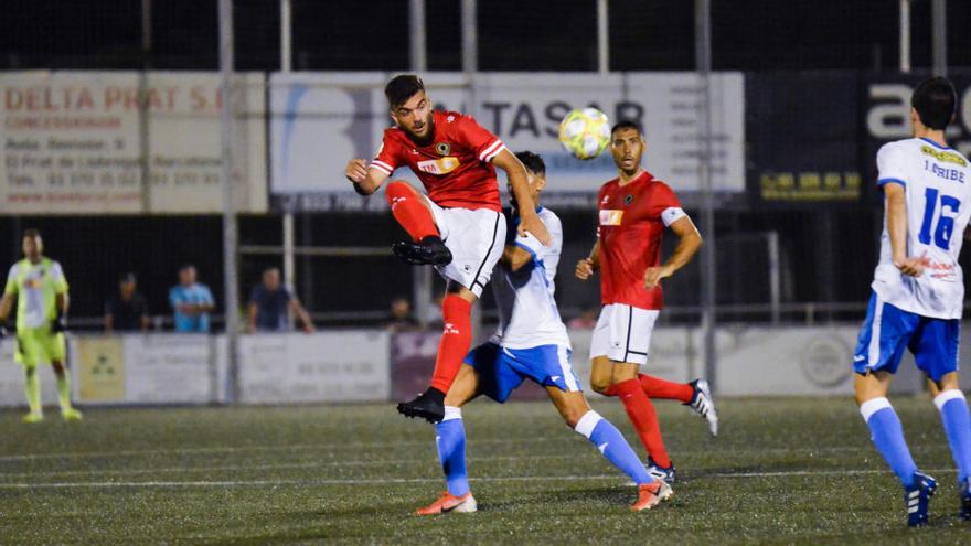 Álvaro Pérez despeja un balón, el pasado sábado en El Prat.