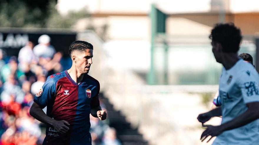 El Eldense remonta y sigue imparable hacia Segunda