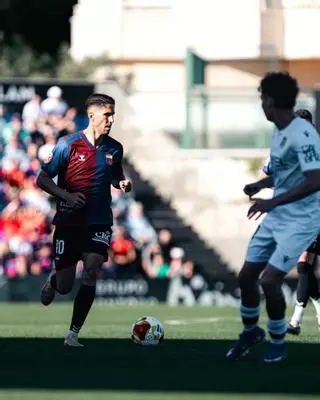 El Eldense remonta y sigue imparable hacia Segunda