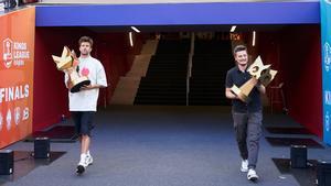 Gerard Piqué y Oriol Querol, con los trofeos de la Kings League y la Queens League en el Cívitas Metropolitano