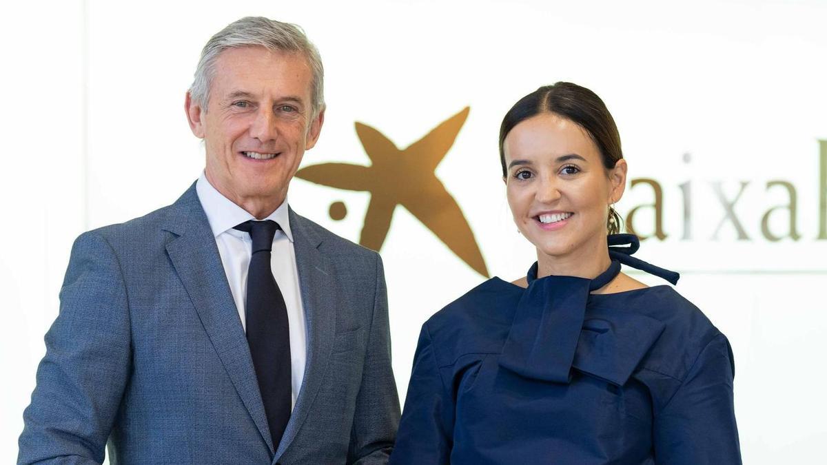 En la imagen, Virginia Pozo, acompañada por el director territorial norte de CaixaBank, Juan Pedro Badiola.
