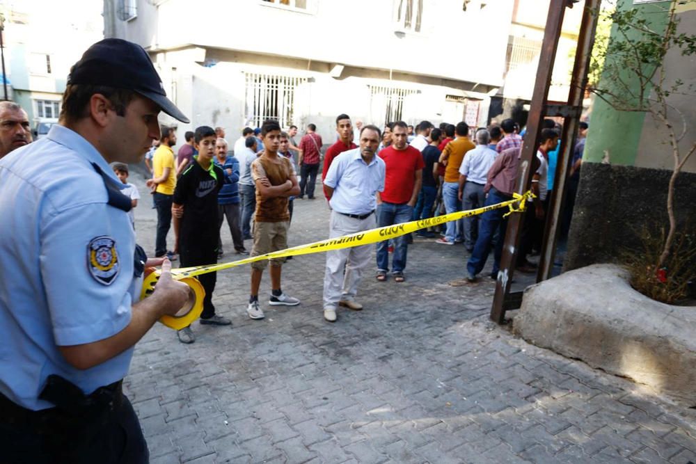 Al menos 50 personas han muerto en el atentado perpetrado durante una boda en la ciudad de Gaziantep, en el sureste de Turquía, según el último balance ofrecido por la oficina del gobernador local.