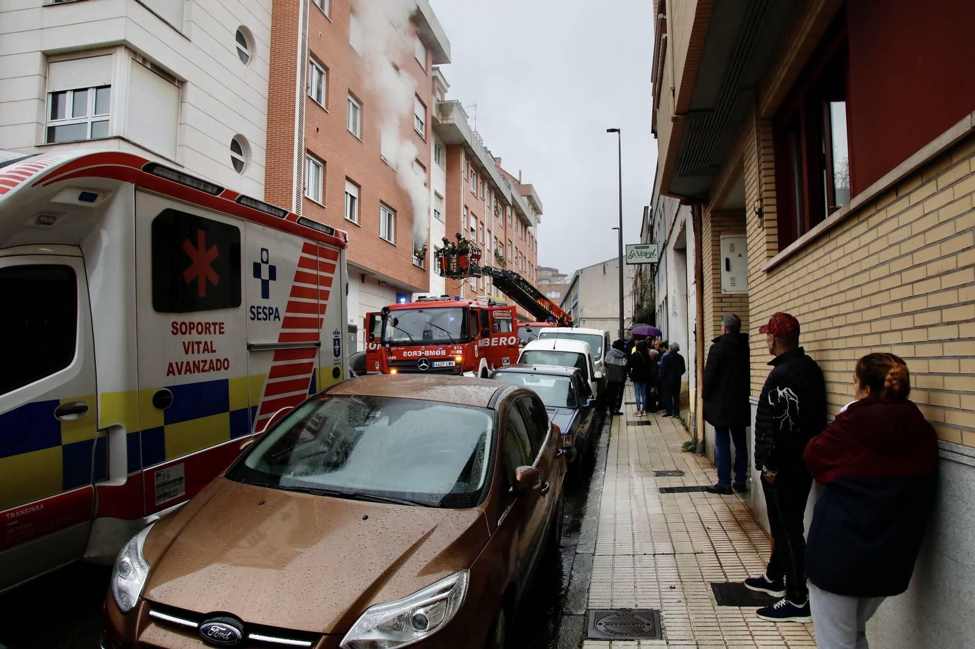 Un incendio en Gijón obliga a desalojar a varios vecinos (en imágenes)