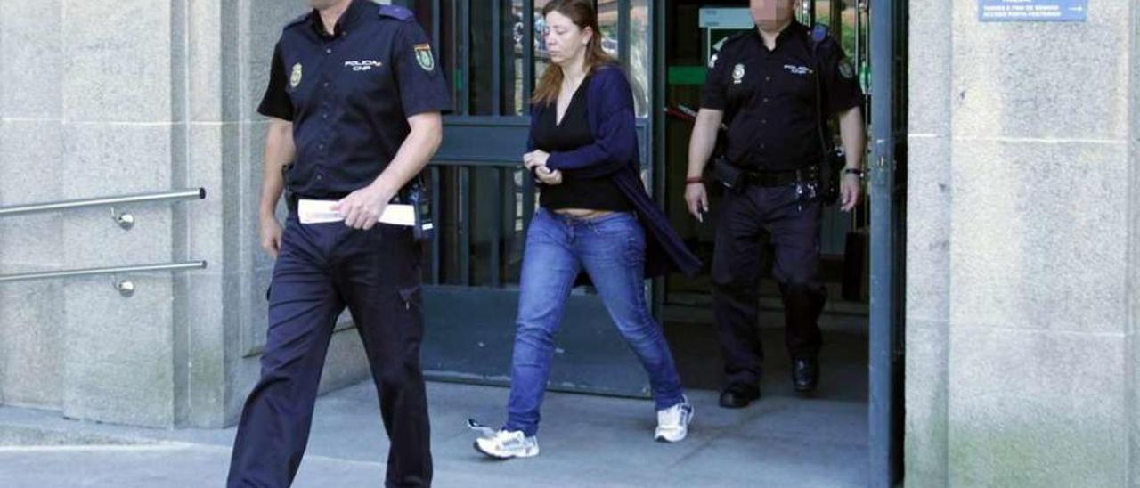 Sonia Coello, procesada por encargar un asesinato, de camino a prisión tras su arresto en 2014. // J. Regal