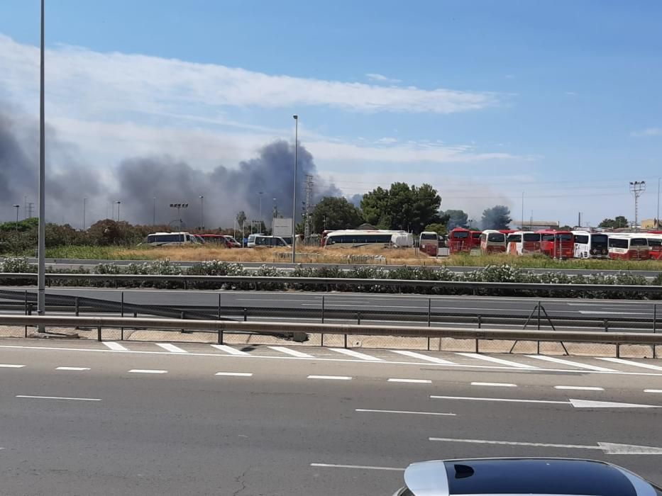 Un incendio en Aldaia es visible a varios kilómetros