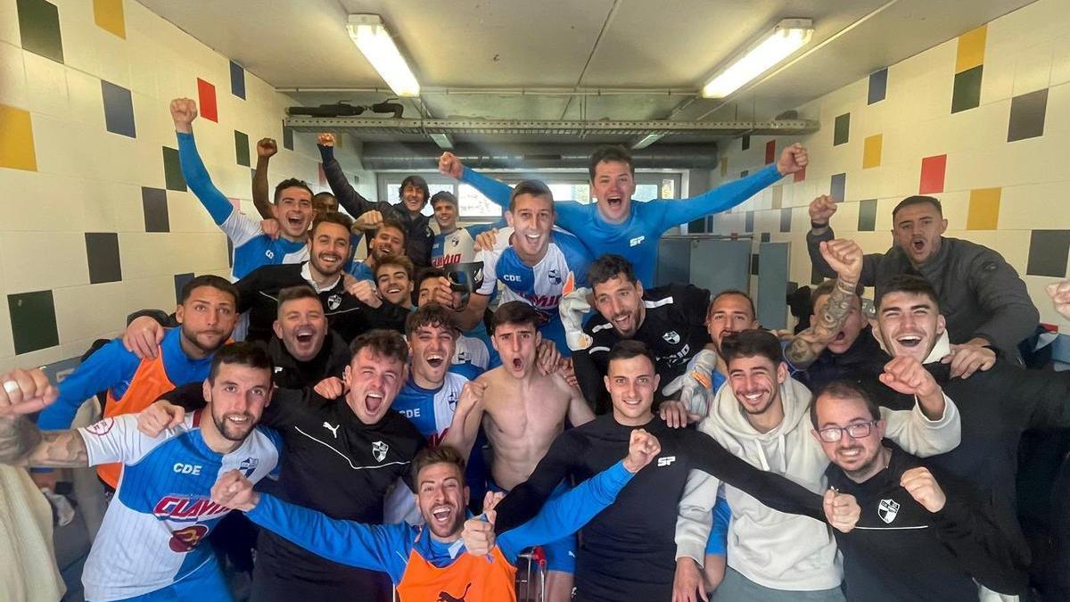 Los jugadores del Ebro celebrando en el vestuario su triunfo ante el Lleida.