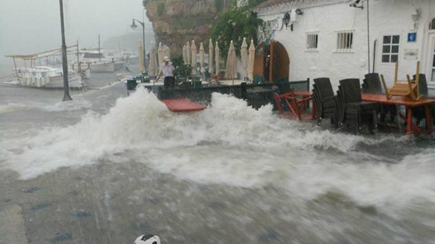 La terraza de un restaurante inundada por las fuertes lluvias.