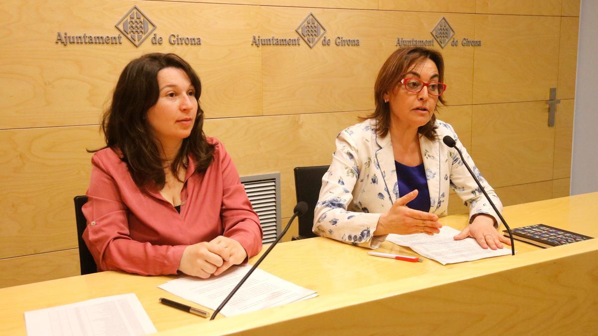 La regidora del PSC Bea Esporrín i la portaveu socialista a l'Ajuntament de Girona, Sílvia Paneque, explicant l'acord