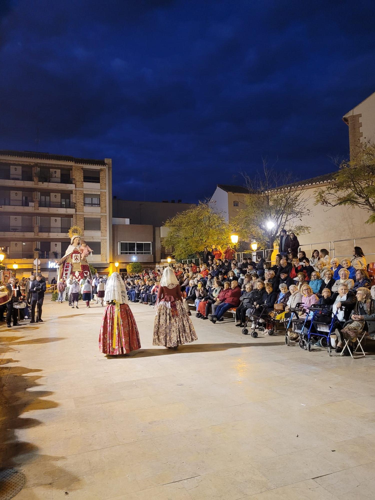 Las cuatro comisiones de l'Eliana ofrecen sus flores a la Virgen del Carmen