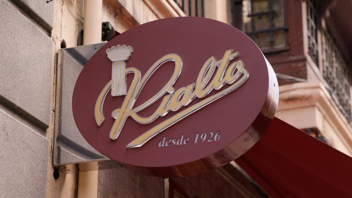 El cartel de Rialto en la calle San Francisco de Oviedo.