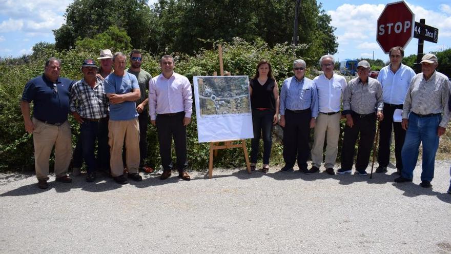 La consellera Garrido y el alcalde Moreno han presentado el proyecto de rotonda a los propietarios y payeses de la zona.