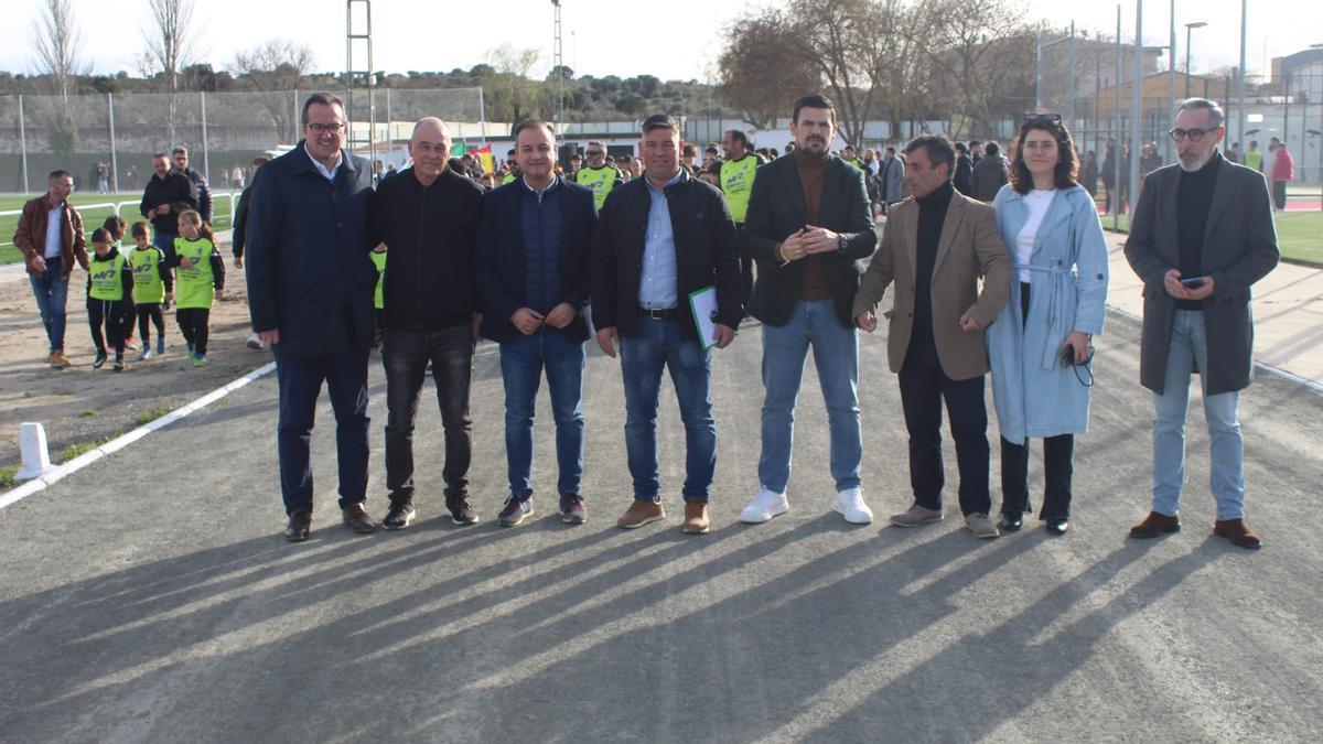 Algunos de los cargos públicos que participaron el sábado en la inauguración del campo.