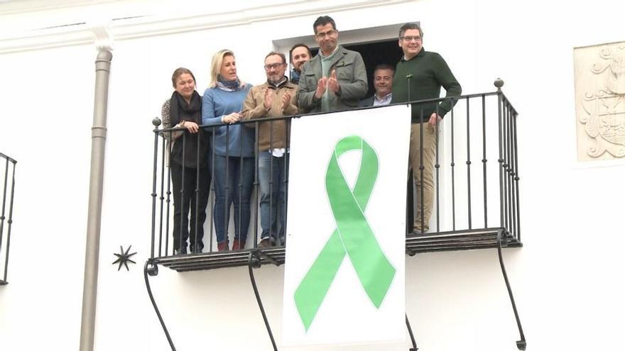 Villafranca de los Barros luce el primer lazo verde en defensa del sector agrario