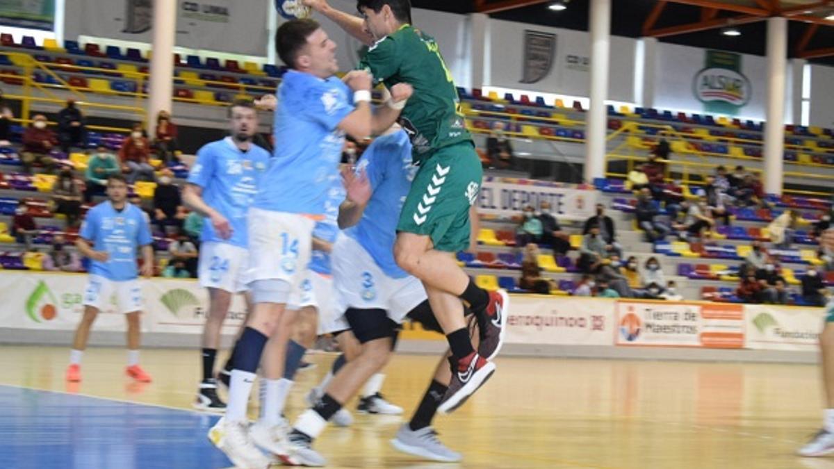 Acción ofensiva del BM Iberoquinoa Antequera en el duelo con el UD Ibiza Handbol Club Eivissa