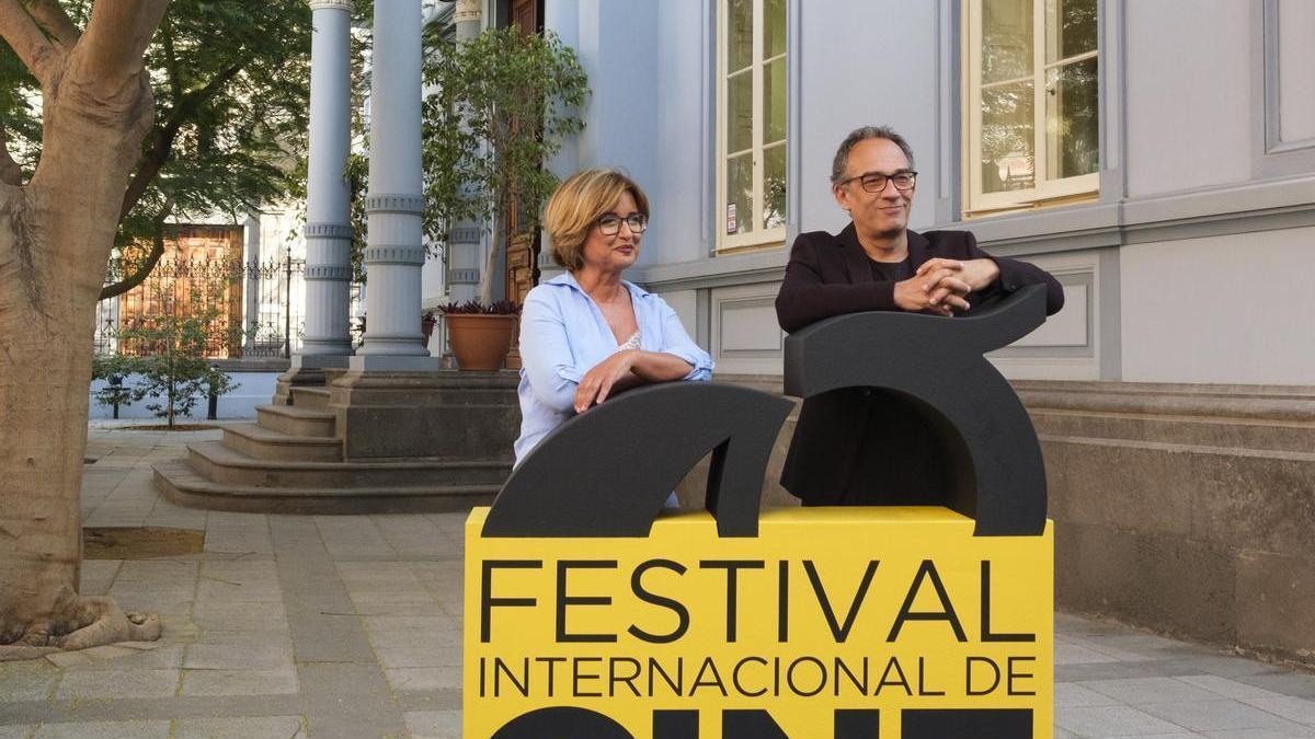 Encarna Galván, concejala de Cultura, y Luis Miranda, director del Festival de Cine de Las Palmas, durante la presentación de la Sección Oficial del certamen esta mañana.