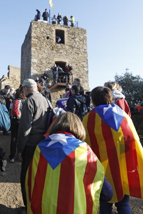 Pujada al castell de Sant Miquel per protestar contra les maniobres convocades per l exercit.