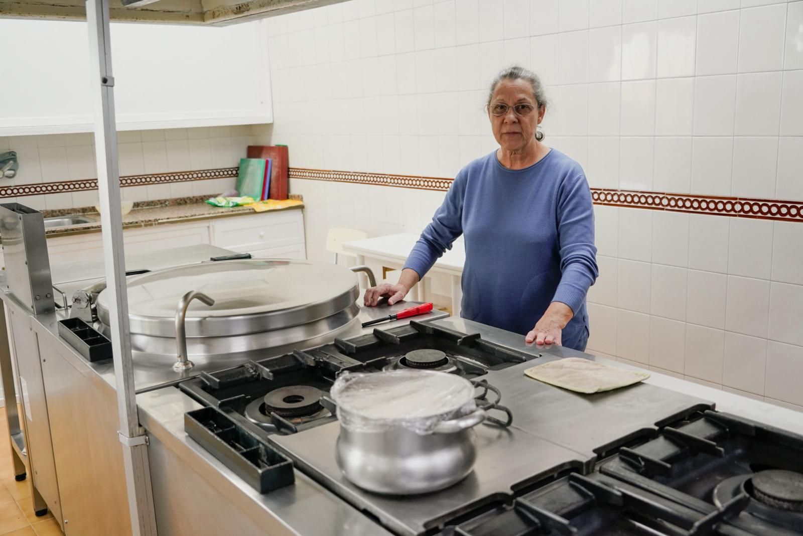Sor Teresa posa en la cocina del comedor de La Milagrosa en Cáceres.