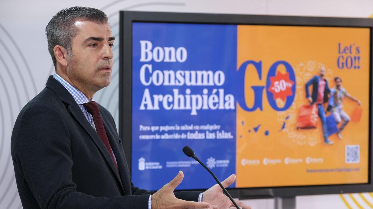 El vicepresidente del Gobierno canario, Manuel Domínguez, en la presentación de la campaña de bonos consumo regional