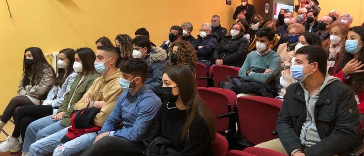 Los estudiantes becados, acompañados por familiares, durante el acto organizado ayer por la Fundación Automáticos Tineo. | D. Á.