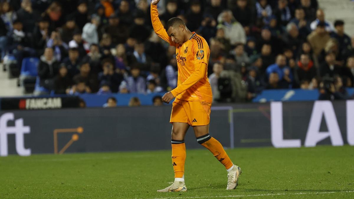 Vinicius y Mbappé hablan sobre su relación en el entreno de puertas abiertas