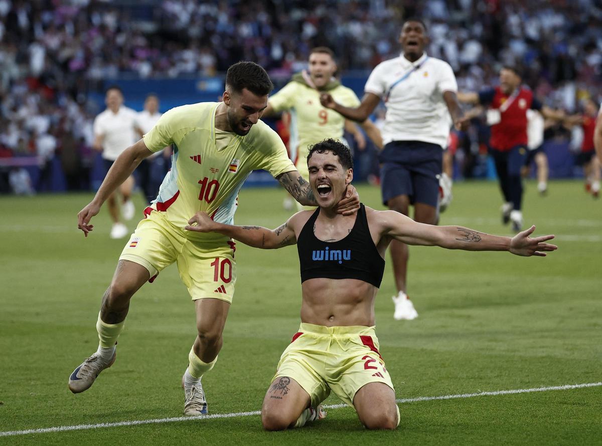 Sergio Camello de España celebra su quinto gol con Alex Baena de España