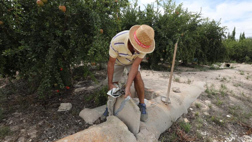 Un agricultor prepara sus tierras para recibir agua del Tajo