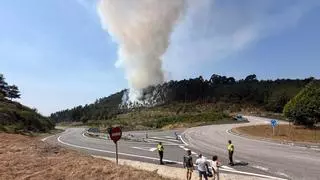 Estabilizado el incendio en Moaña junto a la Autovía do Morrazo, en cuya extinción participan dos avionetas, un helicóptero y numerosos medios terrestres