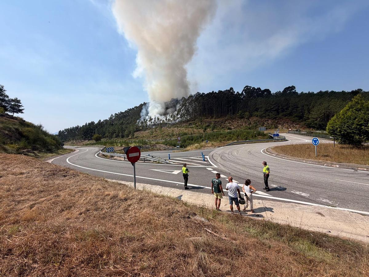 Un incendio junto al Corredor do Morrazo en Meira obliga a movilizar medios aéreos