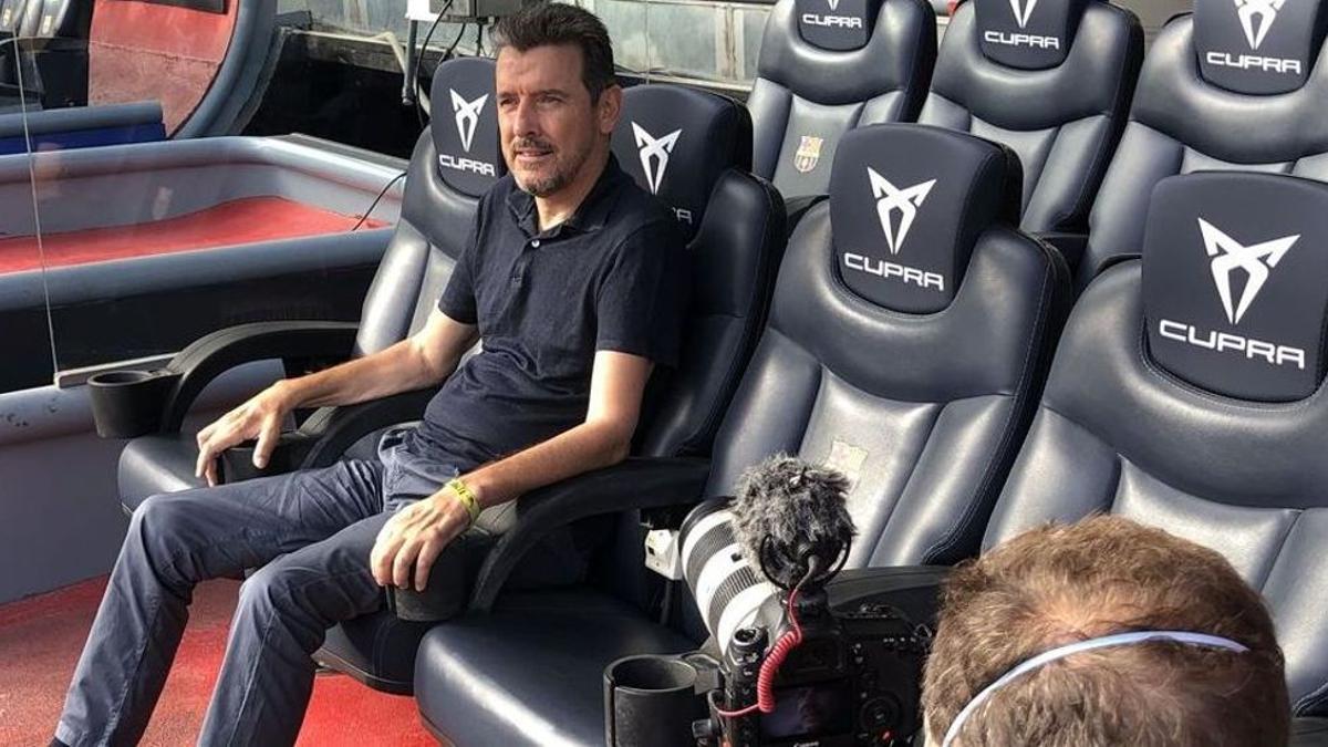 Juan Carlos Unzué, en el banquillo del Camp Nou.