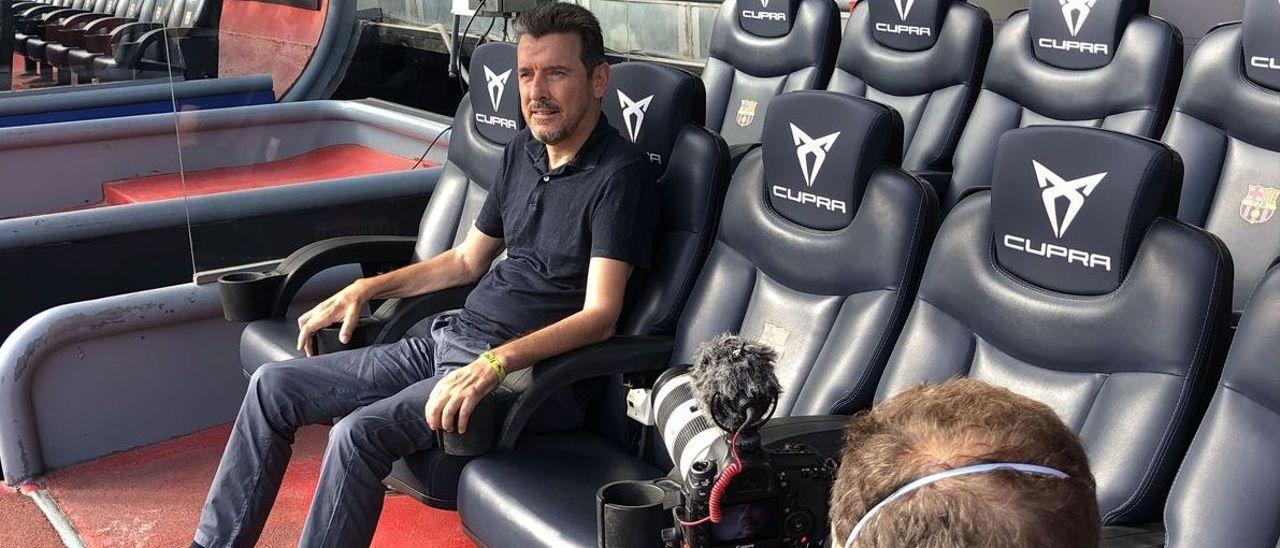 Juan Carlos Unzué, durante el documental, en el banquillo del Camp Nou.