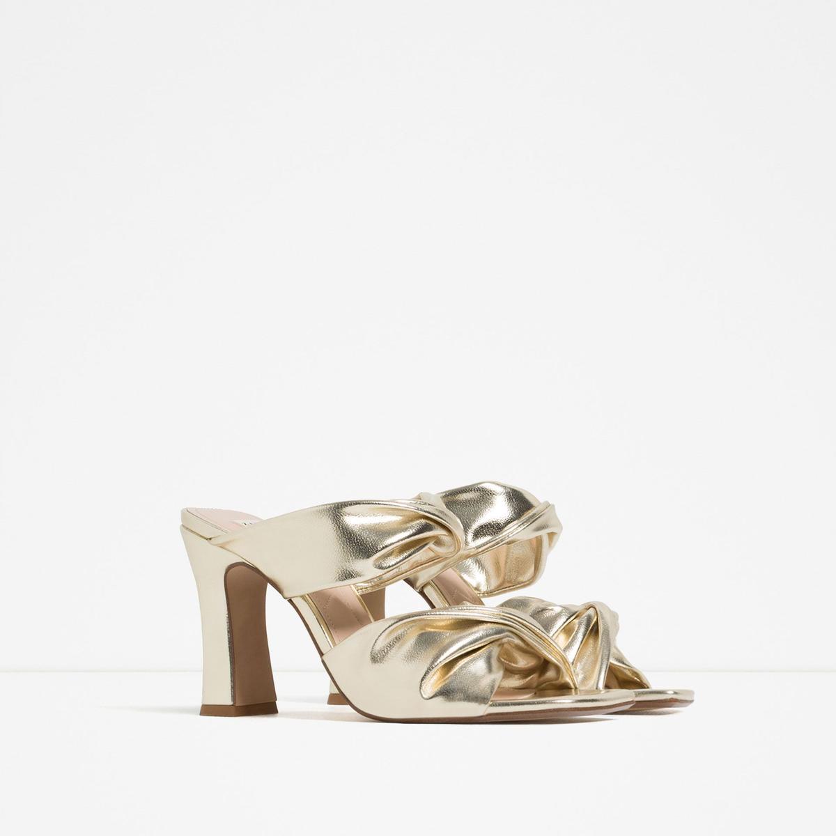 Mules para el verano, metalizadas de Zara (29,95€)