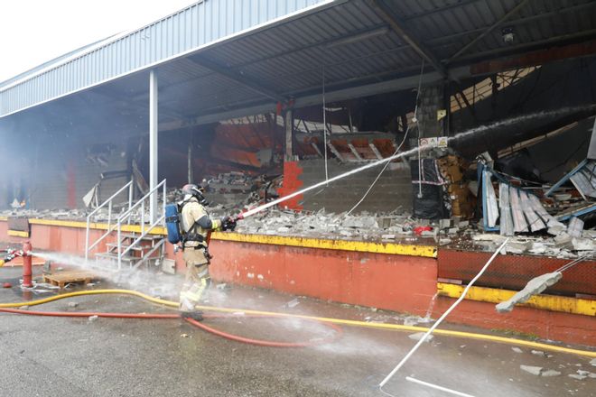 EN IMÁGENES: Alarma por un pavoroso incendio en una nave de Silvota