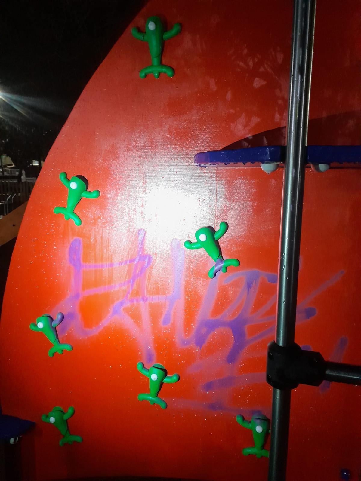 Una de las pintadas en un juego infantil del parque