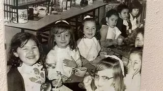 200 antiguos alumnos y profesores de Las Carmelitas de Cáceres reviven sus recuerdos en los pupitres