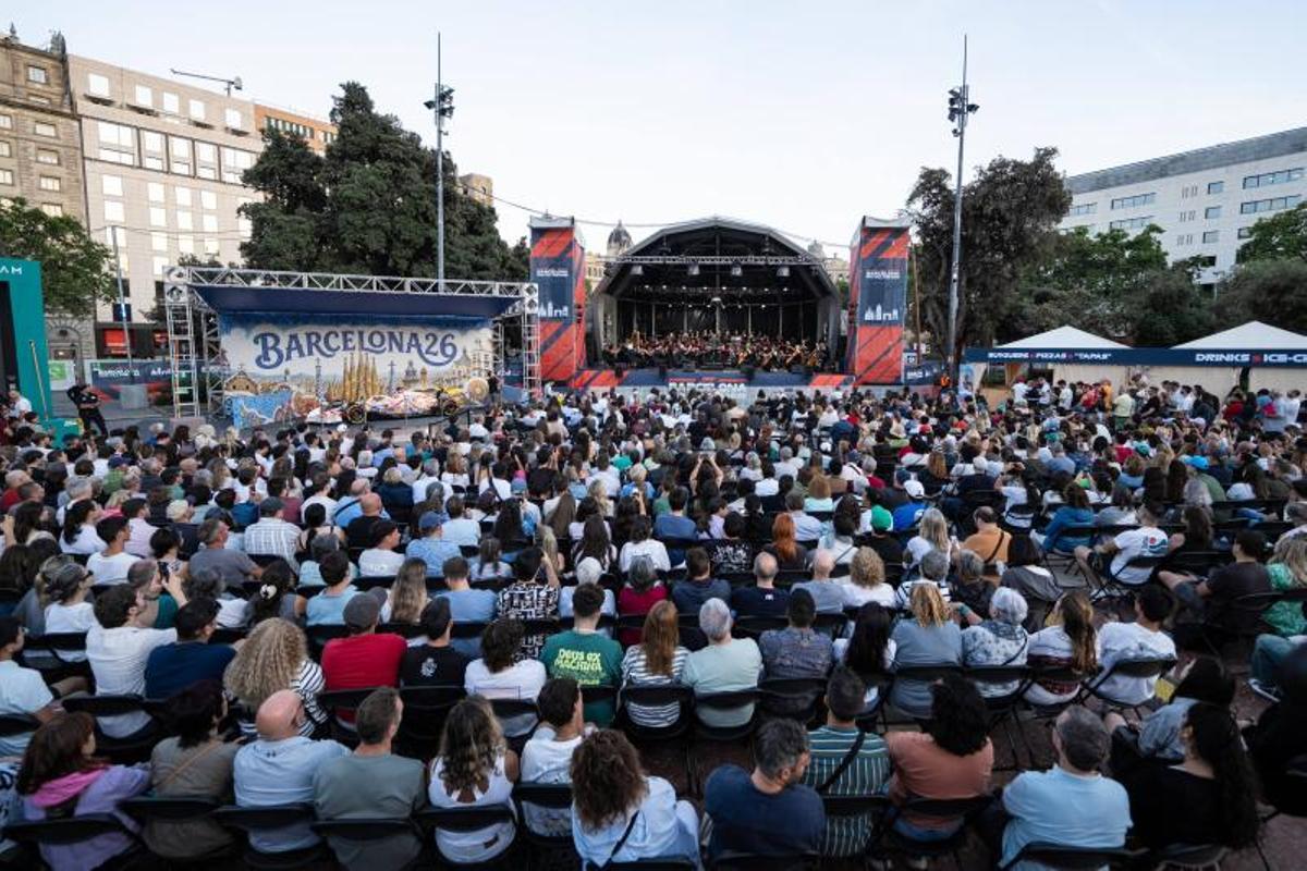 Marin Alsop dirige a la Philharmonia Orchestra de Londres y al Orfeó Català durante el concierto gratuito al aire libre celebrado en la Plaça de Catalunya con motivo del Año Gaudí