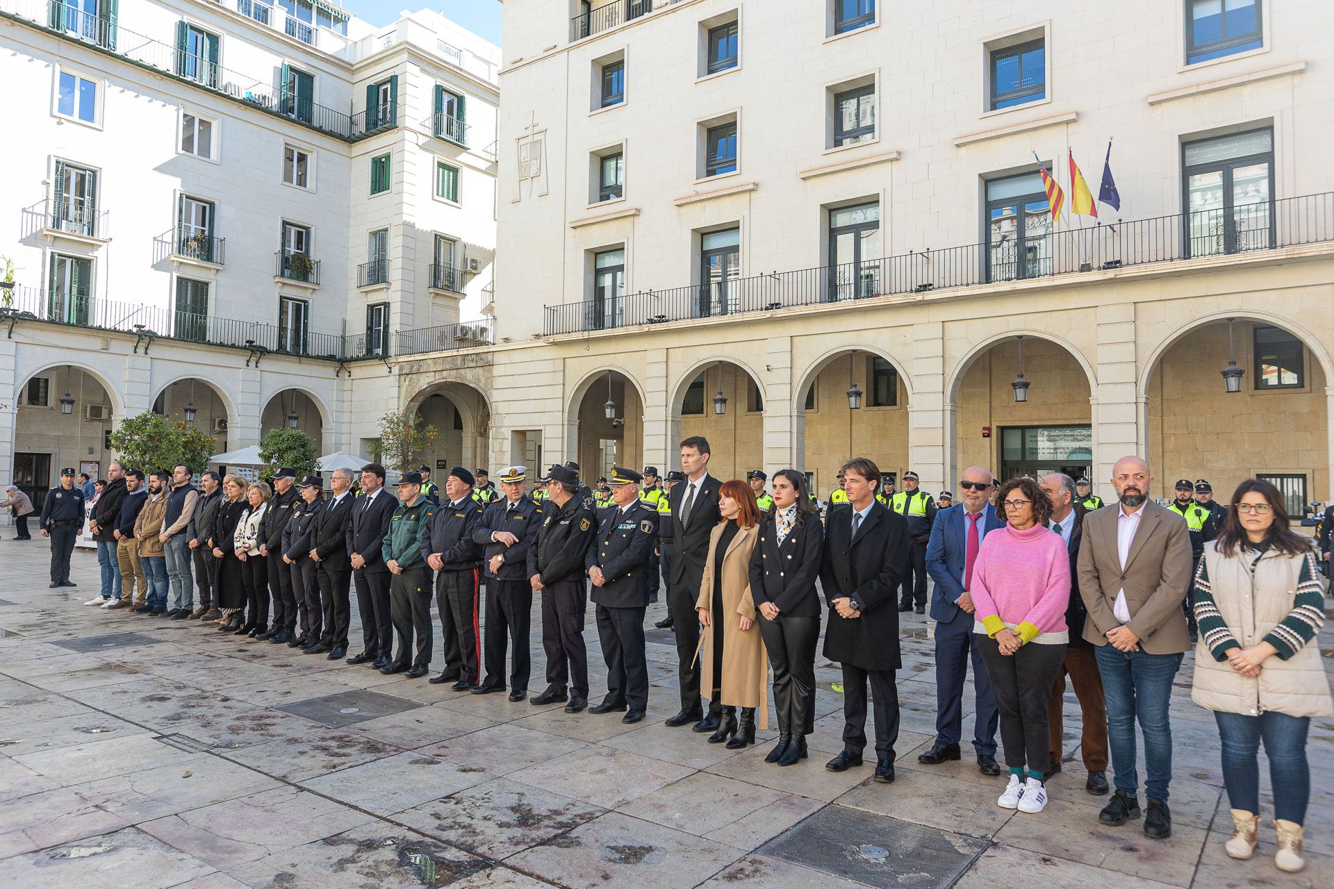 Minuto de silencio en ALicante por el asesinato de dos Guardia Civiles en Barbate